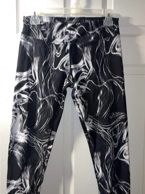 Womens Calvin Klein Size Med Black & White Swirl Print Capris Leggings
